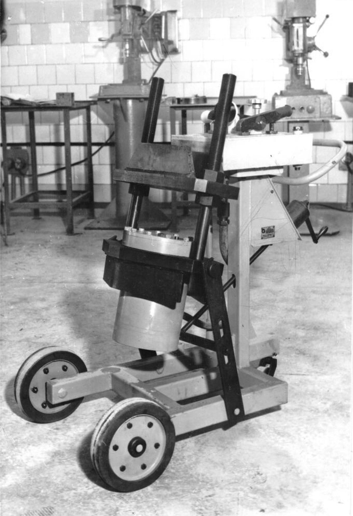 Пристрій для випресовування шкворнів вантажних автомобілів