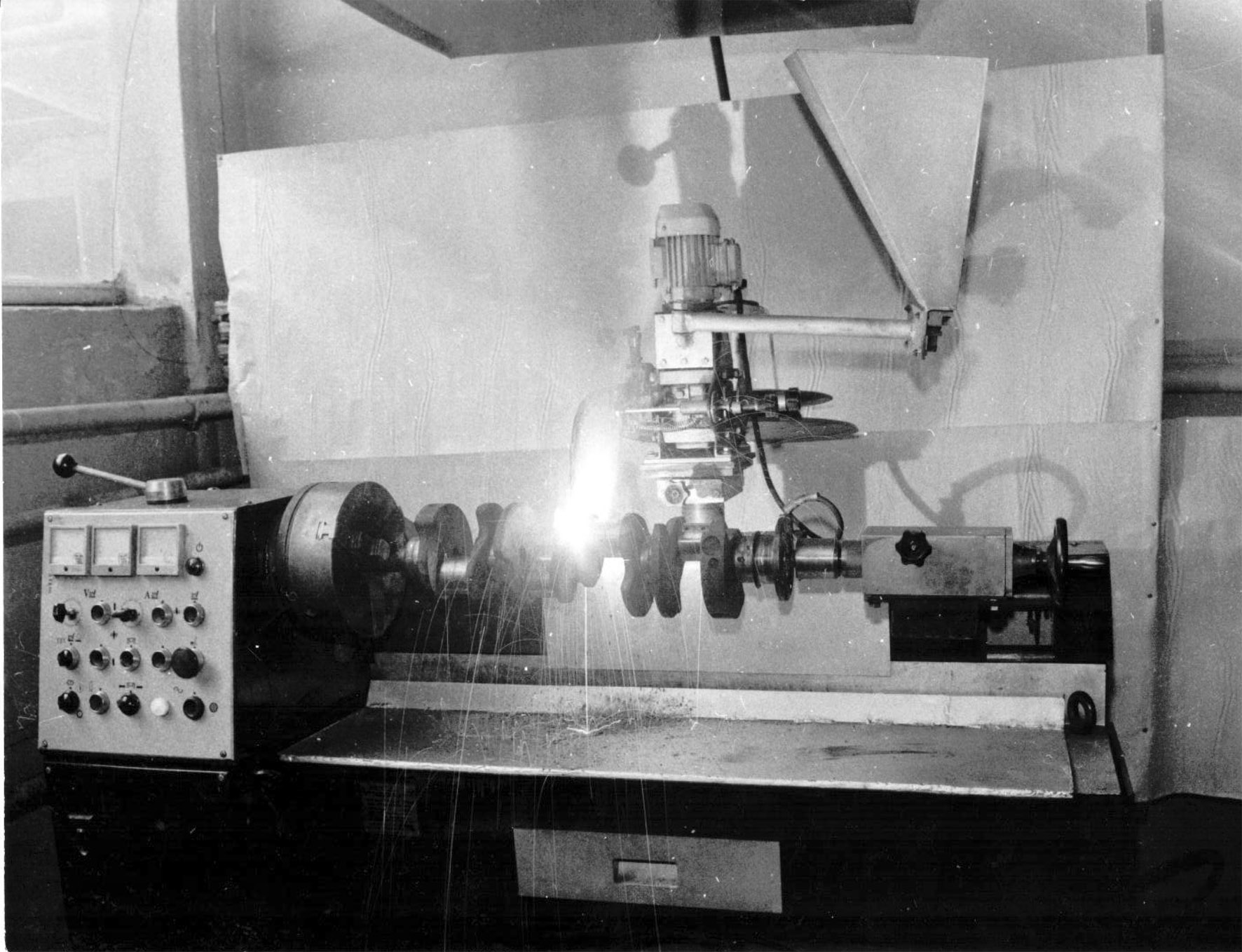 Пристрій для багатодугового наплавлення шийок колінчастих валів двигунів, 1986 р