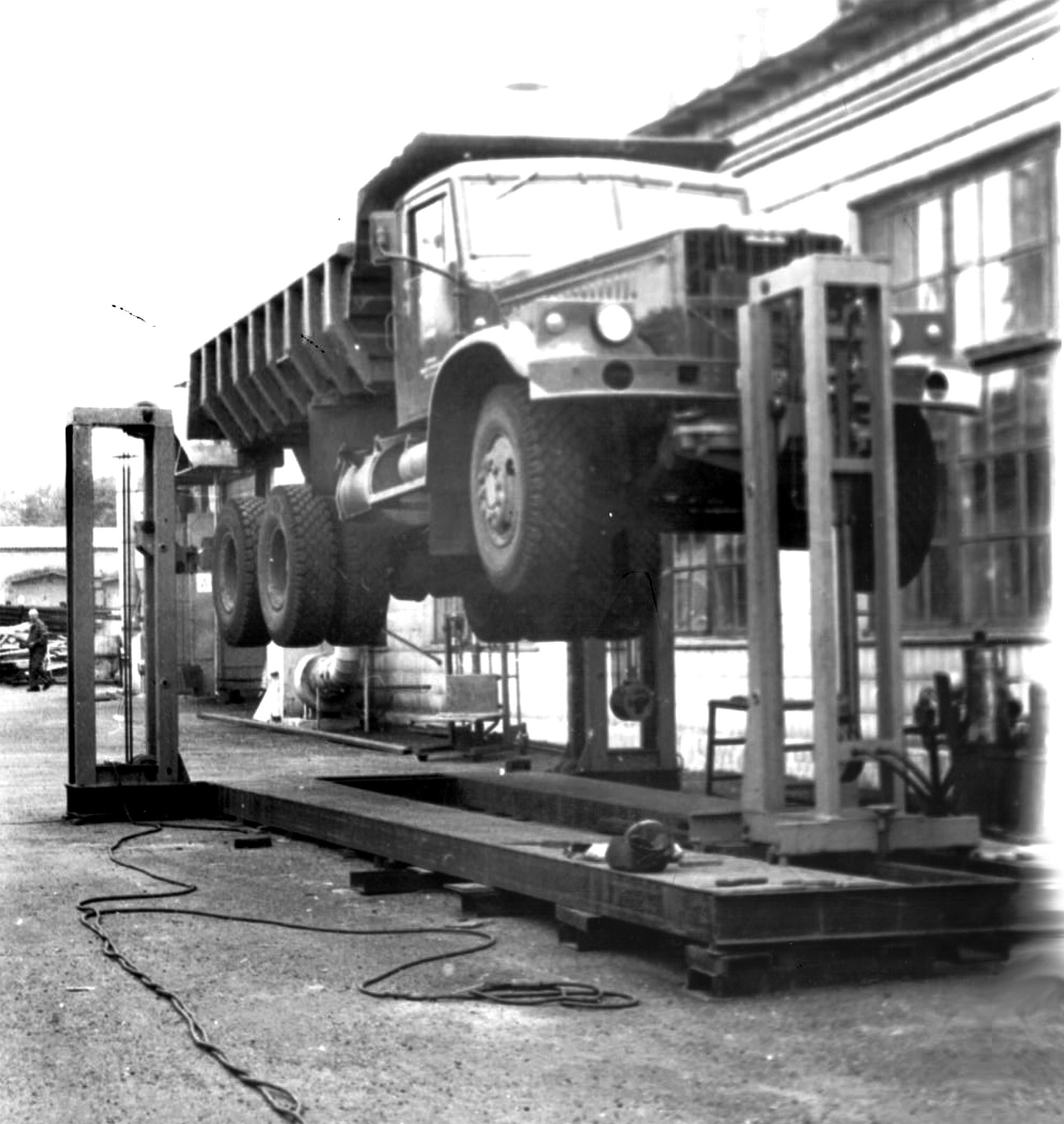 Домкрат гаражний вантажопідйомністю 16т, мод. ДГ-16    