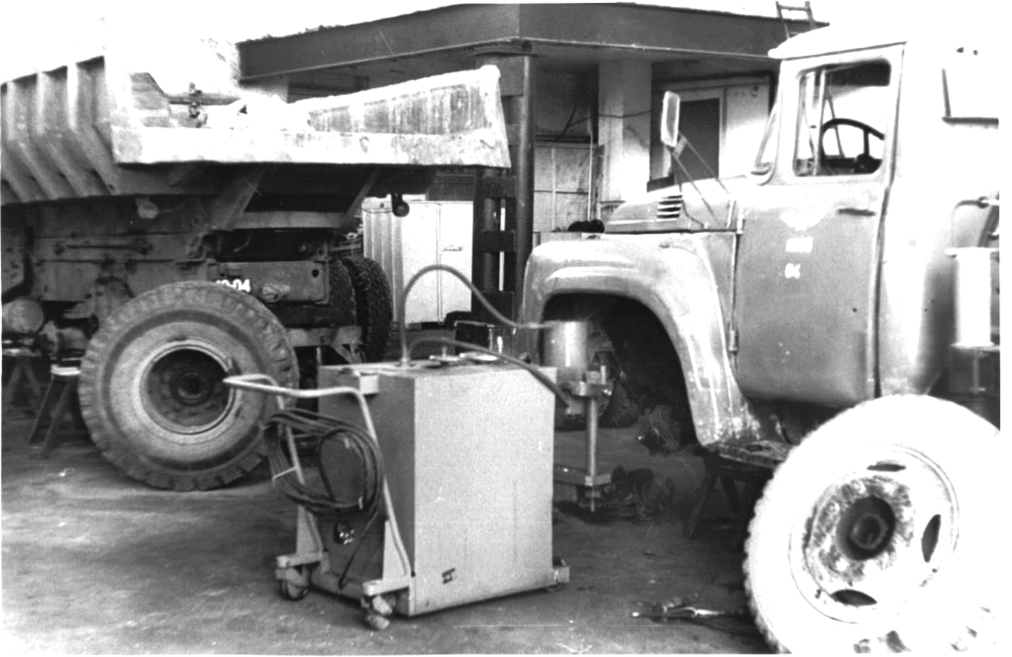 Пристрій для випресування шкворнів вантажних автомобілів    