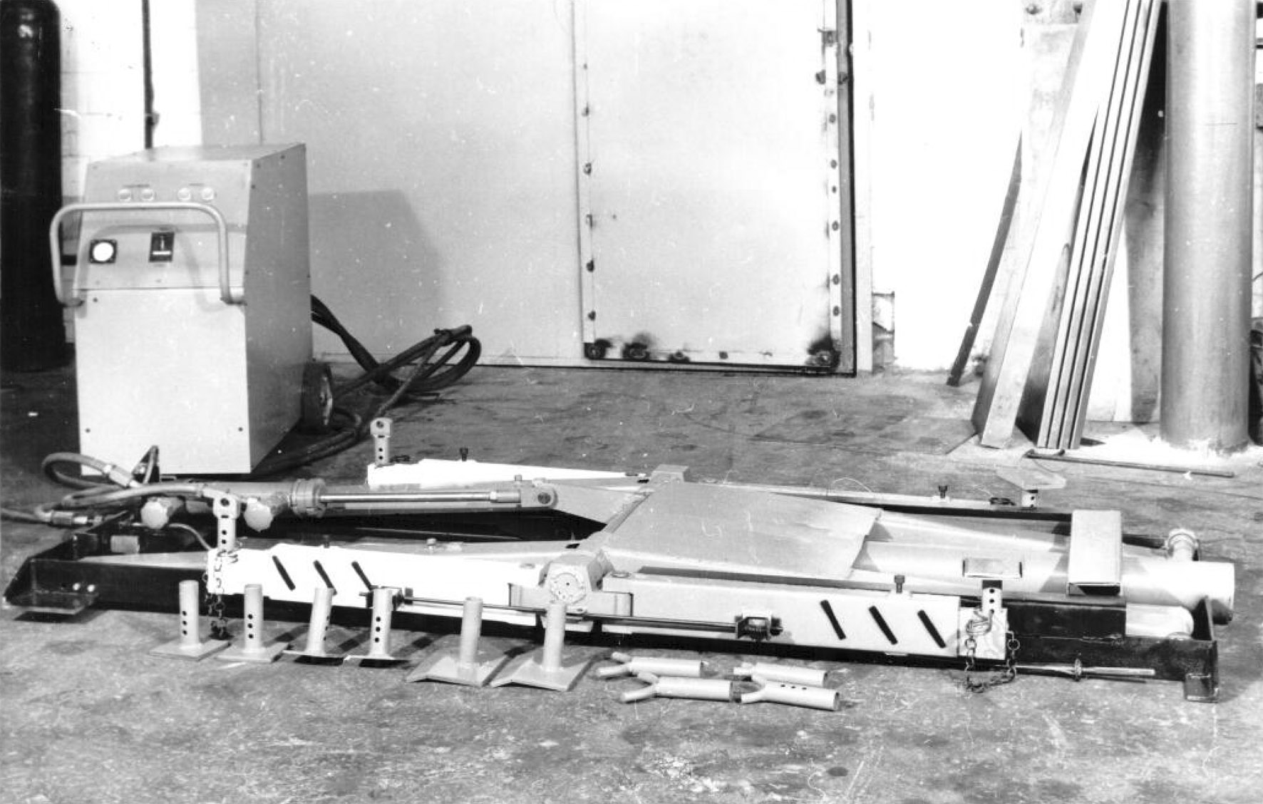 Підіймач-опрокидувач для легкових автомобілів, мод. ОЛА-2, 1987 р.    