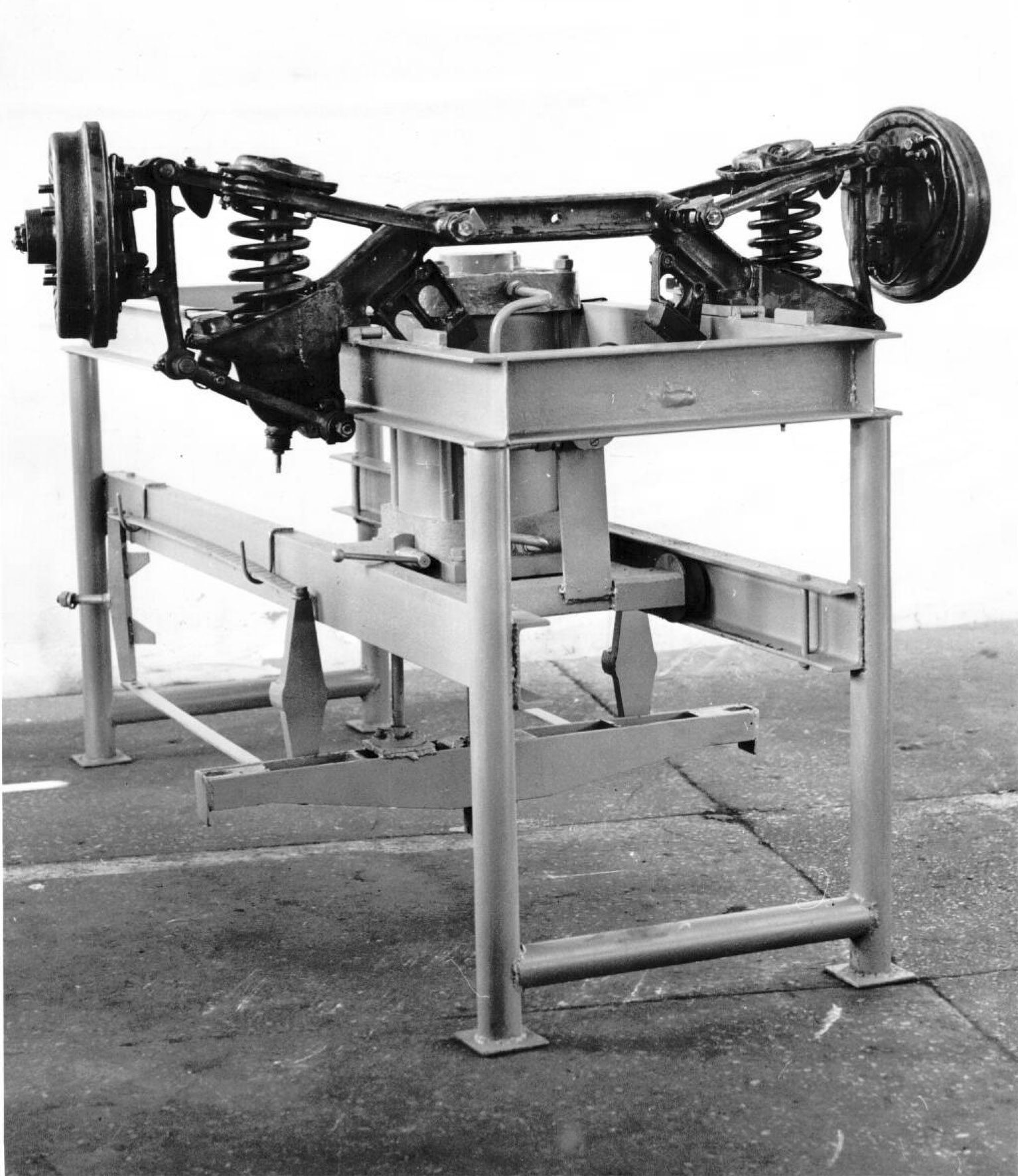 Стенд для розбирання та складання передньої осі автомобіля ГАЗ-24, 1978 р.  